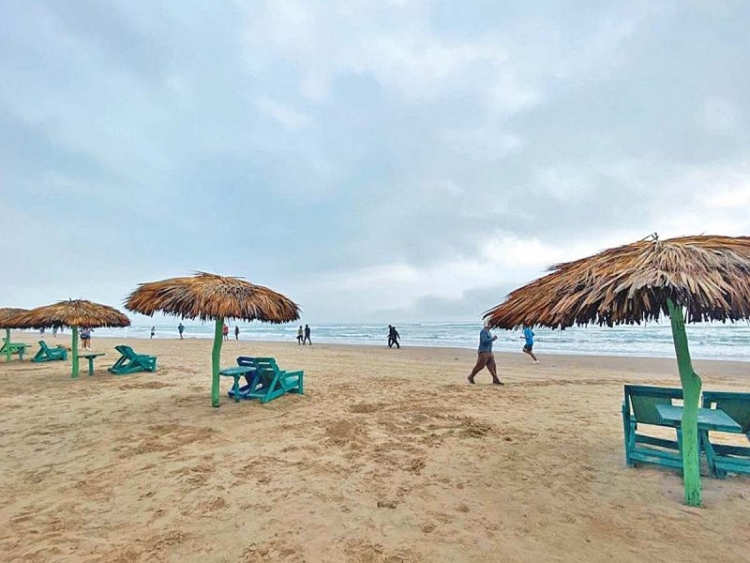 Tercera ola de covid acecha a vacacionistas; zonas tur&iacute;sticas ponen restricciones