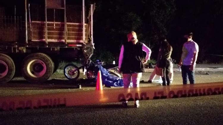 Motociclista muere al estrellarse contra un veh&iacute;culo estacionado, en Navolato