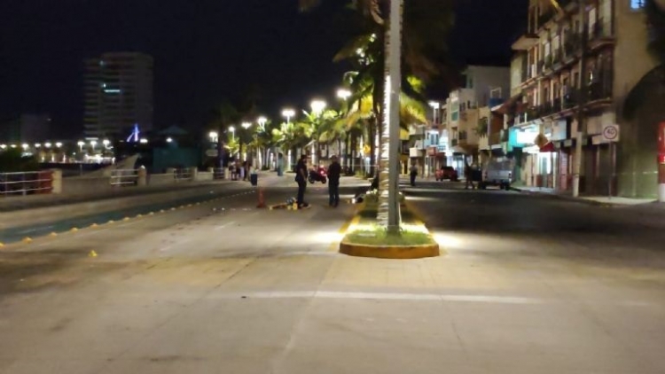 Derrapan dos j&oacute;venes en moto y mueren, en el Paseo Claussen de Mazatl&aacute;n