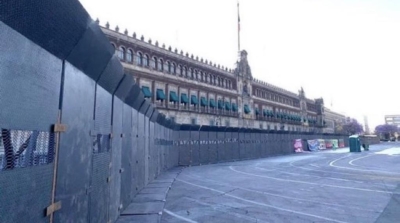 La CNTE intenta derribar vallas para ingresar a Palacio Nacional
