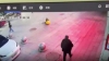 Ni&ntilde;a arroja un cuete a una alcantarilla y la violenta explosi&oacute;n la lanza por los aires en China