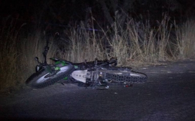 Pareja de j&oacute;venes en moto mueren en choque carretero, en Escuinapa