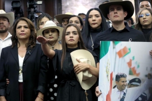 Asume esposa del asesinado alcalde de Uruap&aacute;n, Grecia Itzel el cargo de alcaldesa