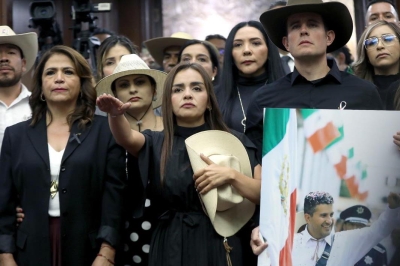 Asume esposa del asesinado alcalde de Uruap&aacute;n, Grecia Itzel el cargo de alcaldesa