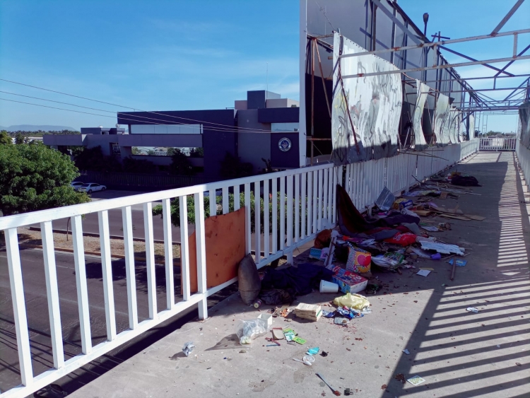 La SSyTM desaloj&oacute; y canaliz&oacute; a mujer que viv&iacute;a en situaci&oacute;n de calle sobre un puente en la colonia Bugambilias