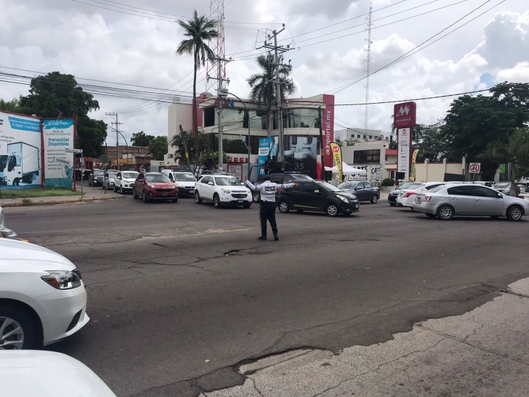Embotellamientos en malec&oacute;n, Pedro Infante y el Centro por trabajos de bacheo y socav&oacute;n