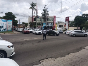 Embotellamientos en malec&oacute;n, Pedro Infante y el Centro por trabajos de bacheo y socav&oacute;n
