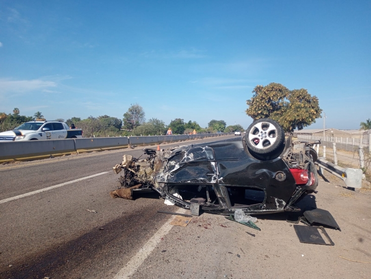 Chocan cami&oacute;n de jornaleros y autom&oacute;vil en autopista Benito Ju&aacute;rez, hay tres heridos