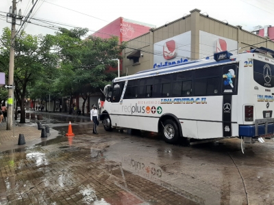Abre Estrada s&oacute;lo la calle Carrasco a camiones urbanos; quebran macetas