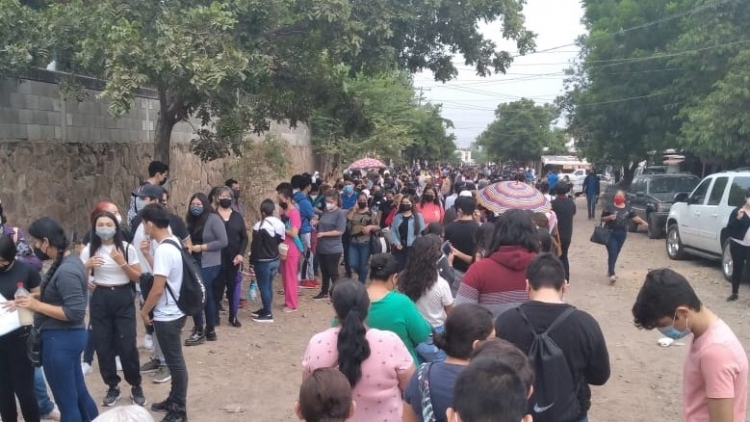 Denuncian aglomeraciones en aplicaci&oacute;n de vacunas anticovid para j&oacute;venes de 15 a 17 a&ntilde;os