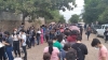 Denuncian aglomeraciones en aplicaci&oacute;n de vacunas anticovid para j&oacute;venes de 15 a 17 a&ntilde;os