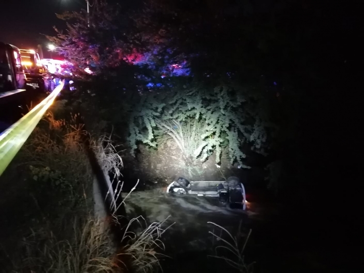 Joven pareja se precipita al canal Recursos; &eacute;l muere