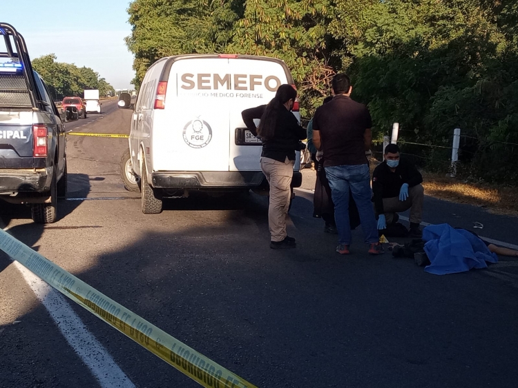 Dejan a un hombre vestido de polic&iacute;a asesinado en La Curva de San Pedro, Navolato