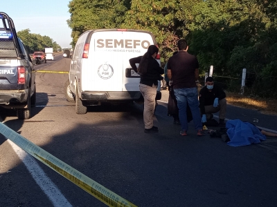 Dejan a un hombre vestido de polic&iacute;a asesinado en La Curva de San Pedro, Navolato
