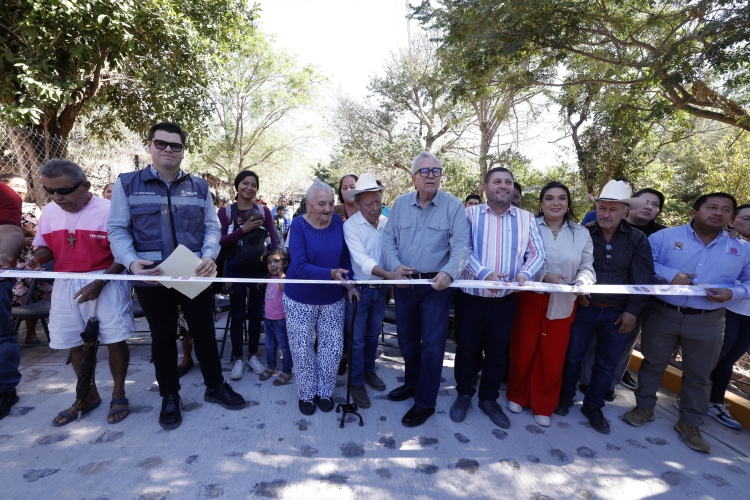Inaugura Gobernador Rocha Moya m&aacute;s vialidades en el municipio de Badiraguato