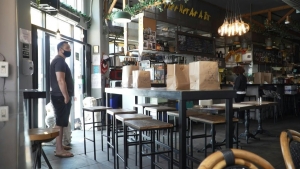 Ordenan nuevo cierre de restaurantes, bares y cines en California