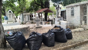 Embellecen los panteones para el fin de semana de D&iacute;a de Muertos