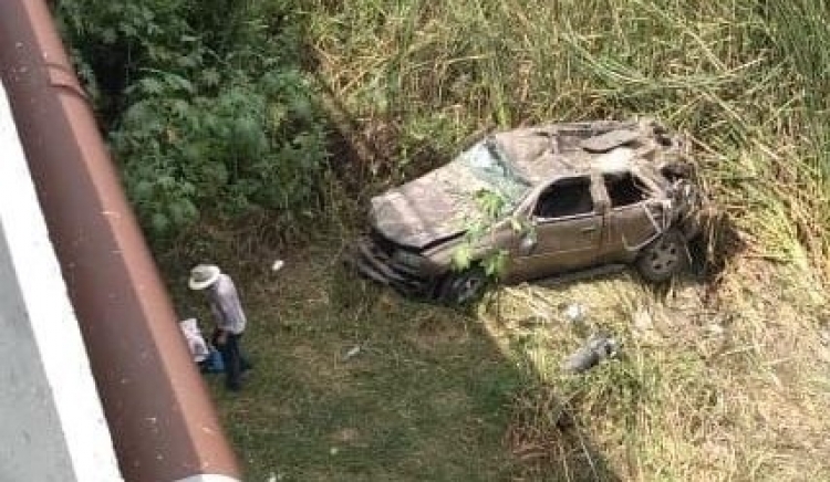 Familia resulta gravemente lesionada en un accidente en la carretera en la autopista Culiac&aacute;n-Mazatl&aacute;n