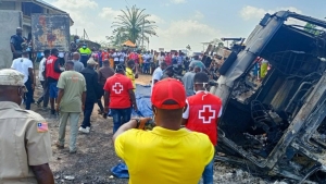 En Liberia, 40 personas que rapi&ntilde;aban pipa de combustible mueren en explosi&oacute;n