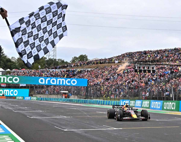 Max Verstappen triunfa en Hungr&iacute;a; 'Checo' termina quinto