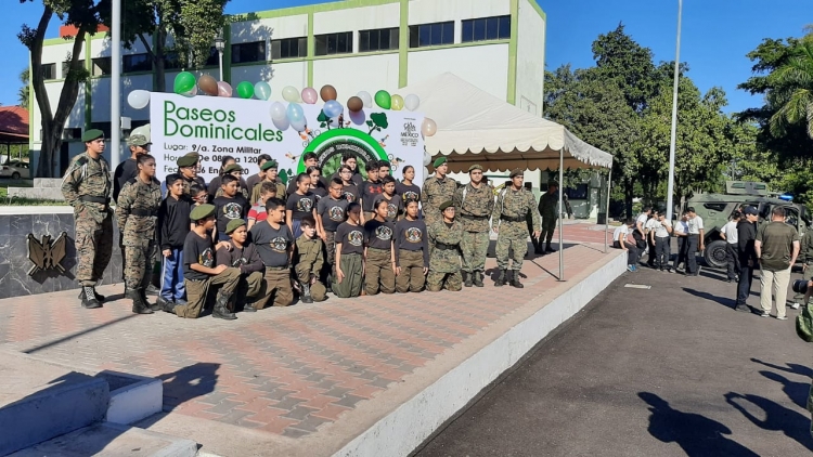 Gozan del Paseo dominical de la novena zona militar, familias culichis