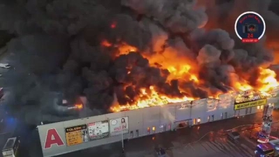 Feroz incendio arrasa con enorme centro comercial en Varsovia, Polonia, con m&aacute;s de mil locales