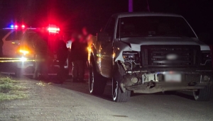 Mam&aacute; e hija mueren durante choque de moto con camioneta, en Eldorado