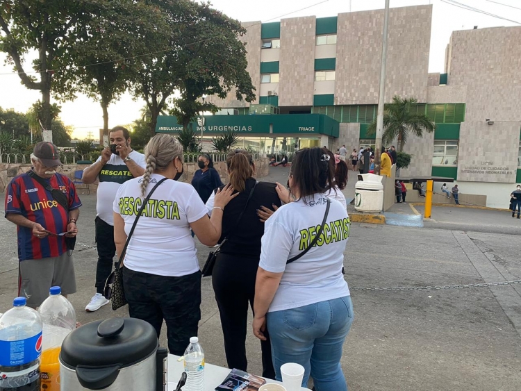 Rescate 33:3 llev&oacute; palabras de fe y oraci&oacute;n a familiares de hospitalizados