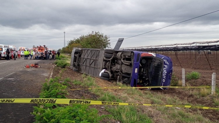 Una persona muerta y uno de gravedad dej&oacute; camionazo en la Mazatl&aacute;n-Culiac&aacute;n