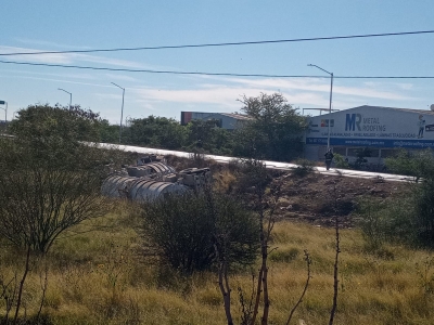 Vuelca tr&aacute;iler-cisterna con 60 mil litros de di&eacute;sel en el tr&eacute;bol de El Diez, en Culiac&aacute;n