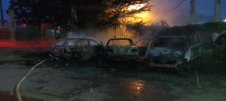 Se queman tres veh&iacute;culos en incendio de yonke, en Culiac&aacute;n
