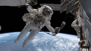 Astronautas regresan a la Tierra