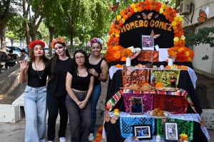 Altares, flores y creatividad llenan de vida la celebraci&oacute;n del D&iacute;a de Muertos en CU