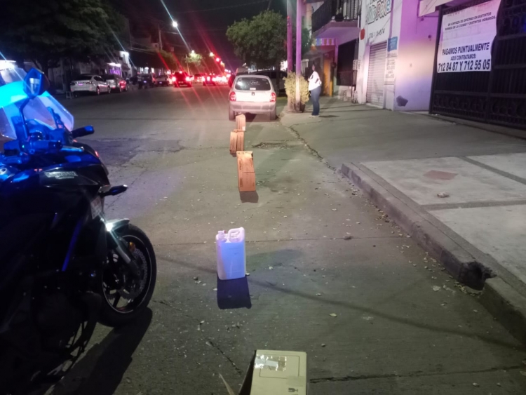 Polic&iacute;as y tr&aacute;nsitos limpian de baldes, palos y piedras espacios de estacionamiento frente al estadio Tomateros