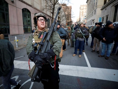 Activistas realizan mitin a favor de armas en Virginia, EU