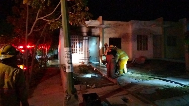 Incendio arrasa con todo dentro de una vivienda de Alturas de Sur, Culiac&aacute;n