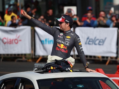 "Checo" hace vibrar a Guadalajara con el 'Red Bull Show Run'