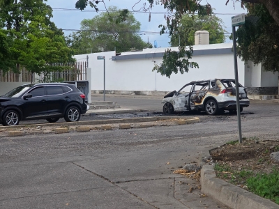 Tras el choque de 2 camionetas, una de ellas se incendia, en la Colonia Miguel Hidalgo, en Culiac&aacute;n