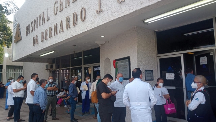 Reciben primera vacuna privadas y Navolato, se&ntilde;al&oacute; director del Hospital General