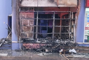 Da&ntilde;os materiales deja incendio en local de venta de uniformes de k&iacute;nder en Culiac&aacute;n