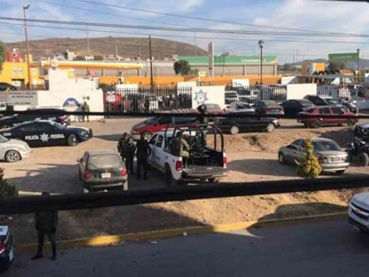 GN le cae de sorpresa a polic&iacute;as municipales en Hidalgo para realizar exahustiva inspecci&oacute;n