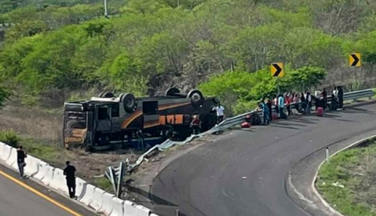 Se accidente autob&uacute;s con 27 jornaleros en la autopista Mazatl&aacute;n-Culiac&aacute;n: 4 heridos