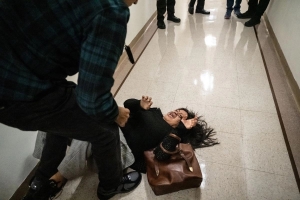 Agrede agente federal estadounidense al lanzar al suelo a la esposa de un inmigrante ecuatoriano en NY
