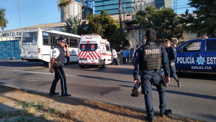 Siete pasajeros heridos en choque de cami&oacute;n de la ruta Peni-Centro, en Culiac&aacute;n
