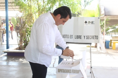 Cumple Rigo Mej&iacute;a con su obligaci&oacute;n de votar; espera que le vaya bien a Navolato