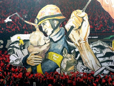 Equipo de Turqu&iacute;a rinde homenaje a Proteo en la Conference League
