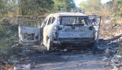 Encuentran camioneta calcinada con un cad&aacute;ver adentro en el sector del aeropuerto de Culiac&aacute;n
