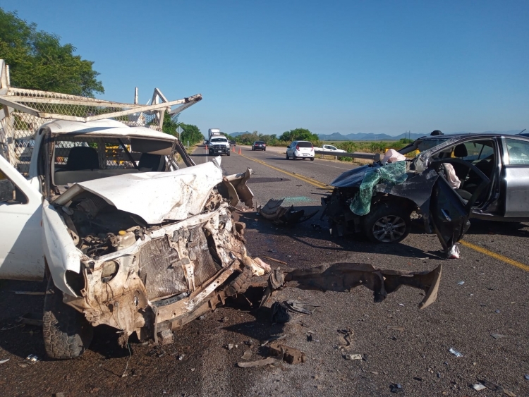 Chocan veh&iacute;culo y camioneta de redilas en Mocorito; hay 6 heridos