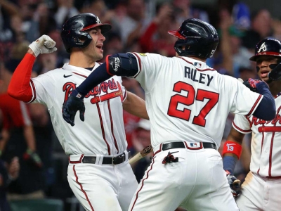 Bravos de Atlanta remonta e iguala serie ante Filis en Juego 2