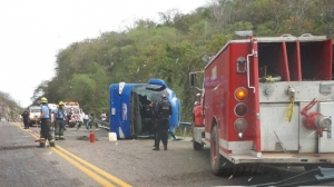 Un muerto y cinco heridos en volcadura de autob&uacute;s al norte de Culiac&aacute;n